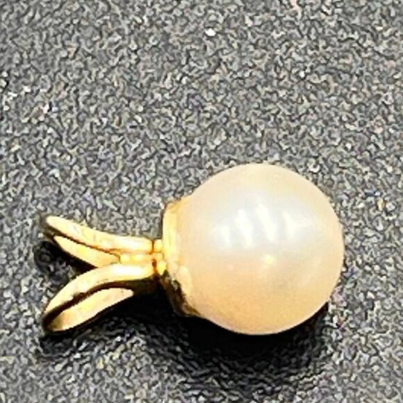 Small Stamped 14K Yellow Gold Cream Off White 5.5 mm Pearl Pendant .5 grams - Picture 8 of 8